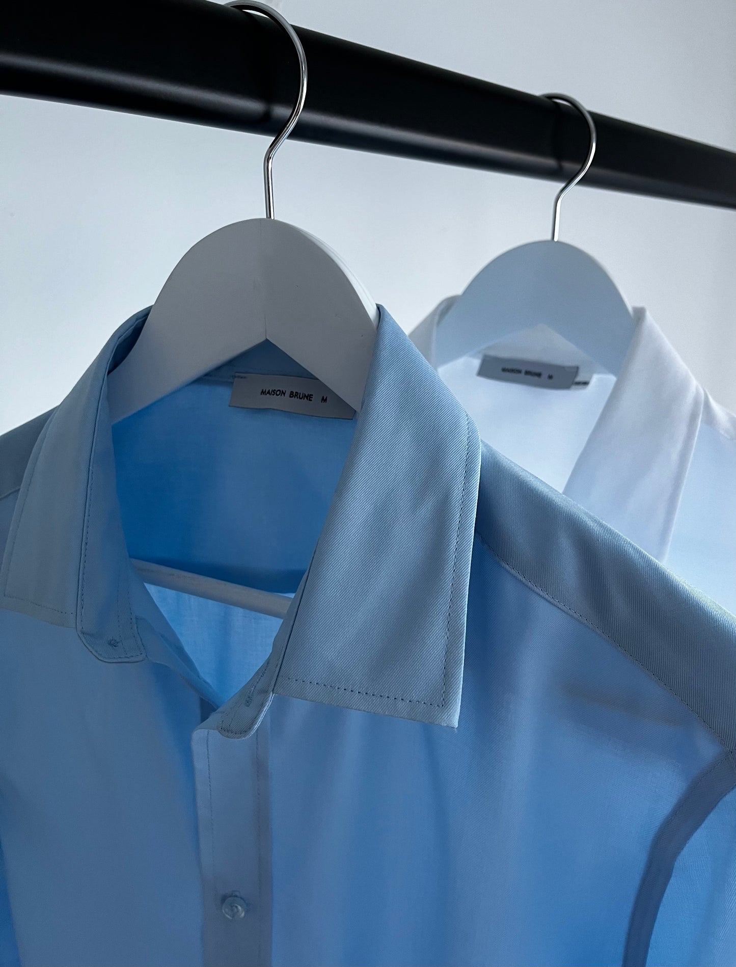 Chemise bleu brodée