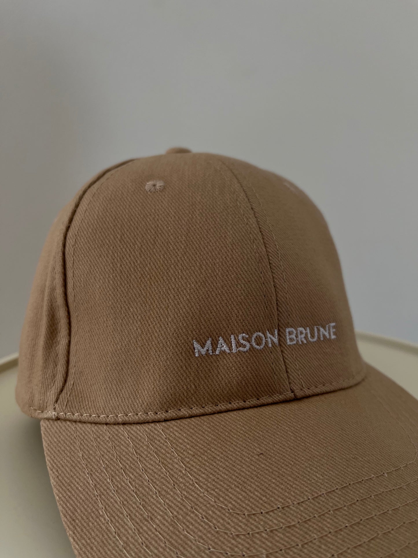 Casquette beige brodée