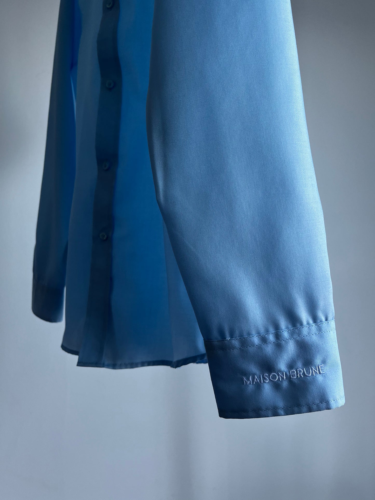 Chemise bleu brodée